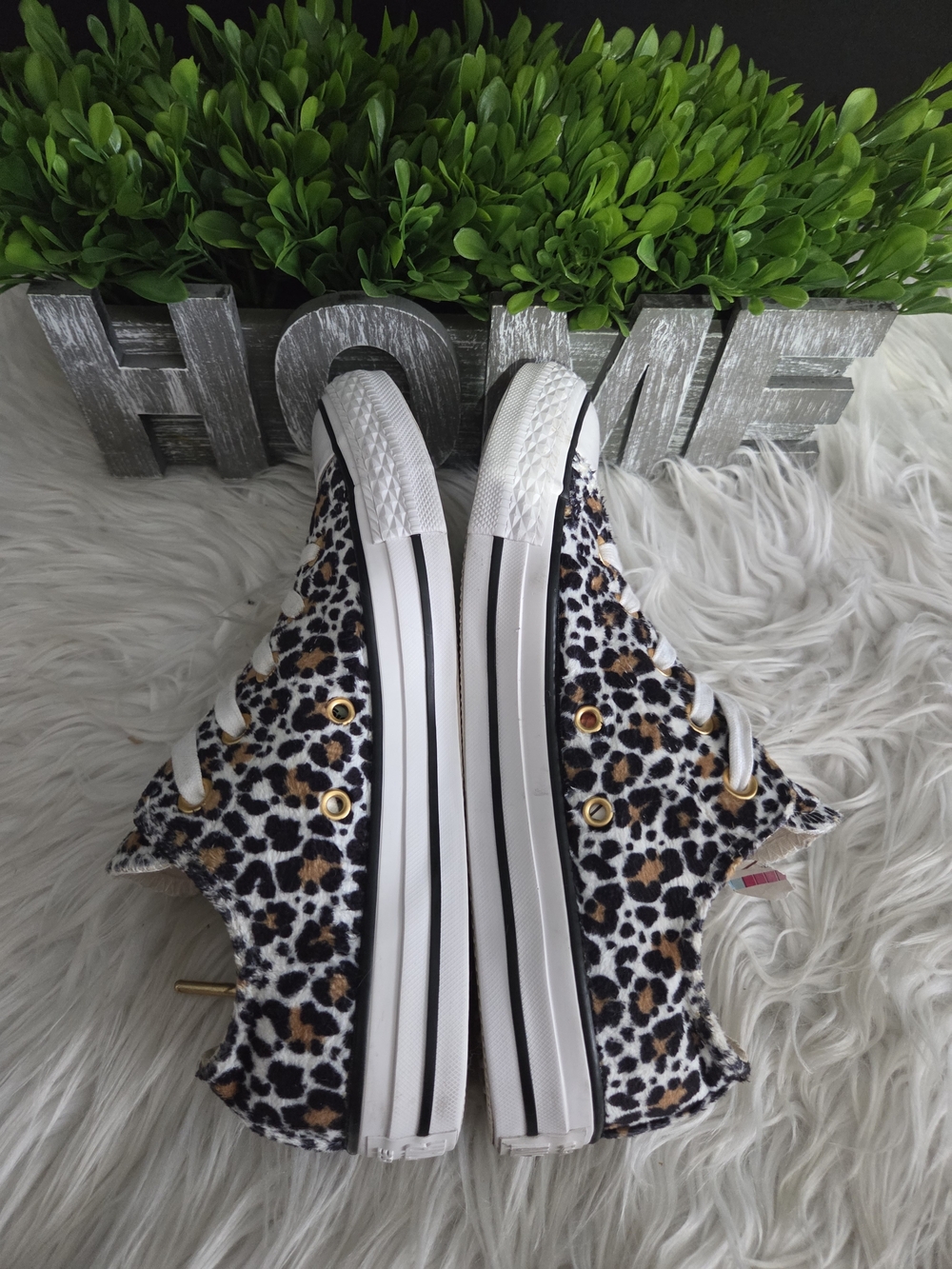 Faux Fur Women's Low-Top Leopard Print Sneakers In Cream/Black. Size 6 - Picture 9 of 12